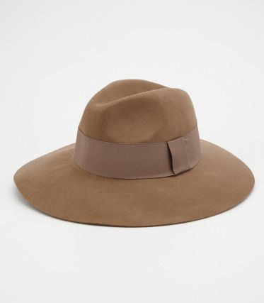wide brim hat