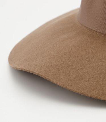 wide brim hat