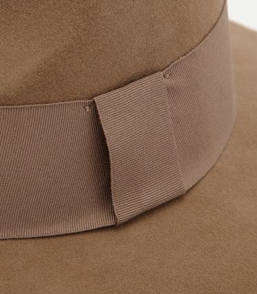 wide brim hat