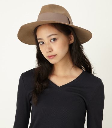 wide brim hat