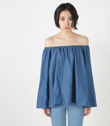 【MOUSSY/マウジー】OFF SHOULDER DENIM LIKE TOPS／F｜シェルター公式通販サイト｜SHEL'TTER WEB STORE