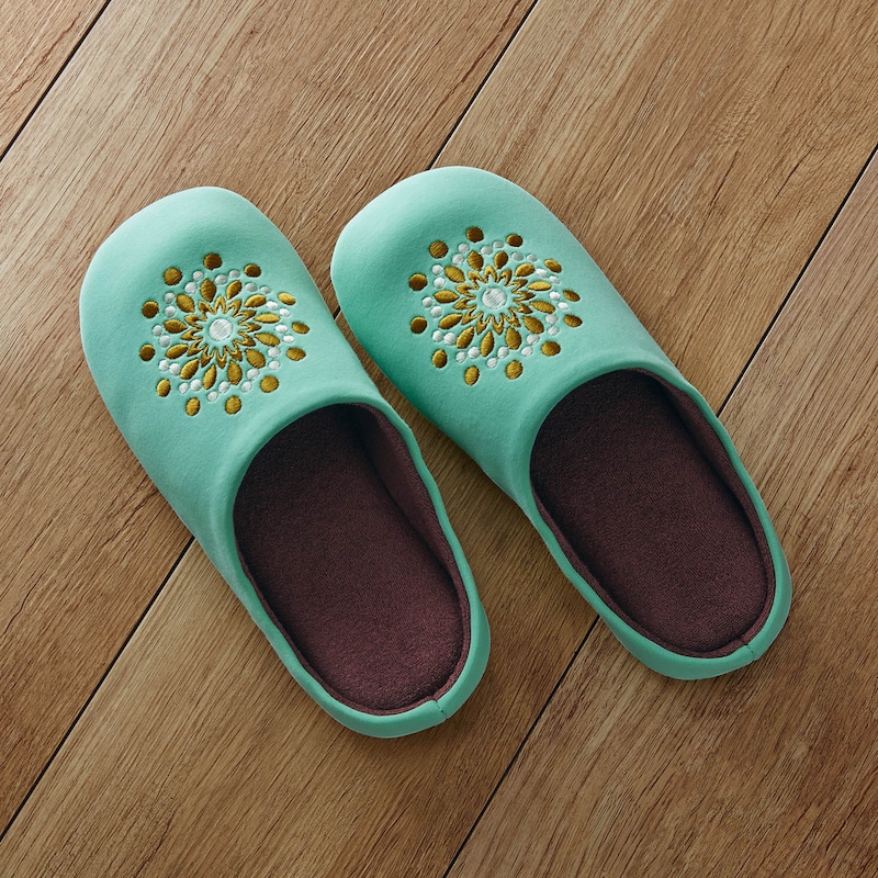 たっぷり刺繍の低反発ウレタン入りルームシューズ｜通販のベルメゾンネット