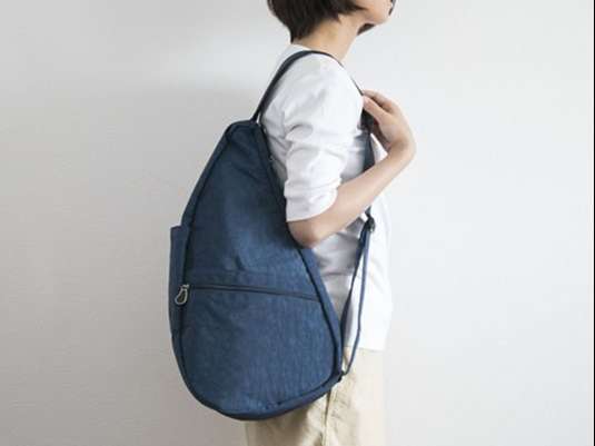 HEALTHY BACK BAG/テクスチャーナイロンバッグ M iPadサイズ クリムゾン - スタイルストア