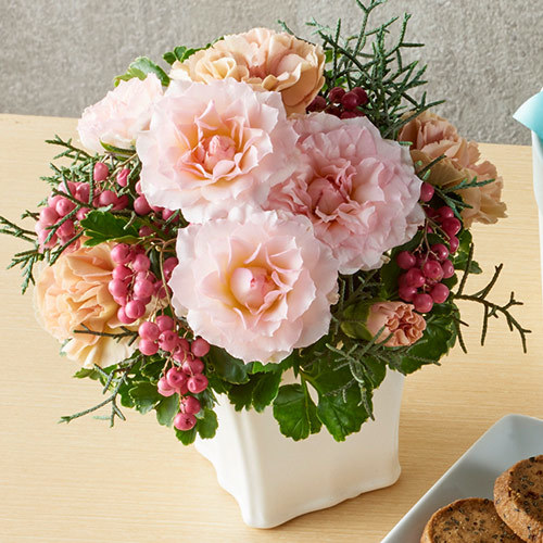 パティスリー キハチ「アソートBOX S」とアレンジメントのセット｜花・花束を贈るフラワーギフト通販の【日比谷花壇】