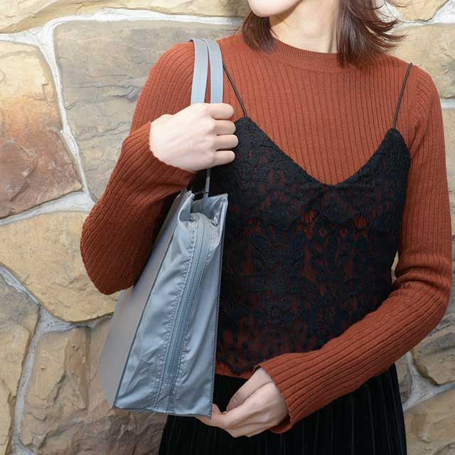 PATTA BAG A4 YOKO ZIPPER　MAT SILVER(PBA1104-MS)