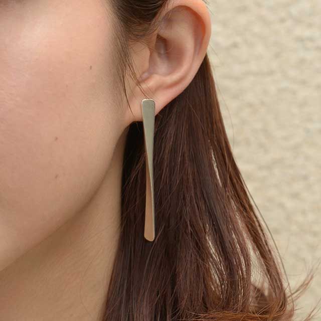 Fish dance earring (片耳) | MEGUMI TOYOKAWA