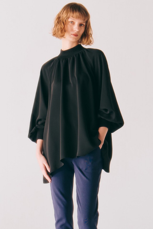 Room no.8 ルームエイト｜DOUBLE SATIN ギャザー ハイネックトップス の通販｜ELLESHOP・(エル・ショップ)