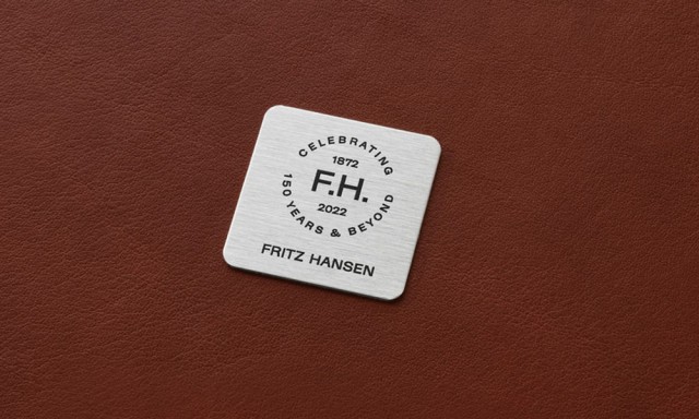 リリーチェアアーム付き 150周年アニバーサリーコレクション フルパディング / グレースレザー クローム脚  (Fritz Hansen / フリッツ・ハンセン） ｜【SEMPRE.JP】公式通販 家具・雑貨・インテリアショップのセンプレ
