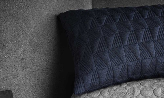 アルネ ヤコブセンクッション 40×60cm / トラペズ Trapez ミッドナイトブルー (Fritz Hansen / フリッツ・ハンセン) ｜【SEMPRE.JP】公式通販 家具・雑貨・インテリアショップのセンプレ
