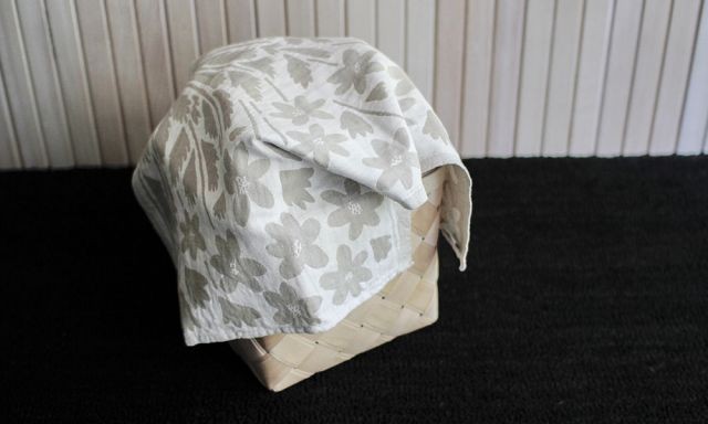 【在庫限り】ヴァルコヴォッコ タオル 48×70cm ホワイト×リネン / VALKOVUOKKO (LAPUAN KANKURIT / ラプアンカンクリ) ｜【SEMPRE.JP】公式通販 家具・雑貨・インテリアショップのセンプレ