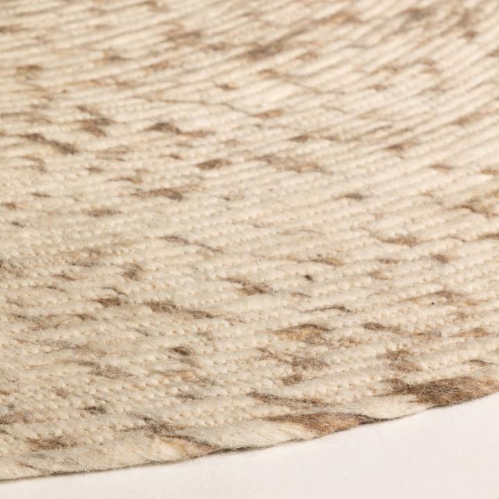 Takashi O 150 cm white rug | 商品カテゴリー,ホームテキスタイル | LaForma Japan