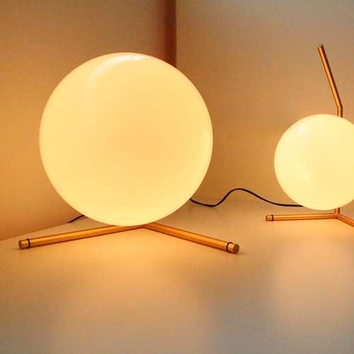 FLOS（フロス）「IC LIGHTS T2」ゴールド | テーブルスタンド | 照明器具の通販「ヤマギワオンラインストア」