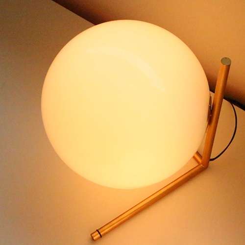 FLOS（フロス）「IC LIGHTS T2」ゴールド | テーブルスタンド | 照明器具の通販「ヤマギワオンラインストア」